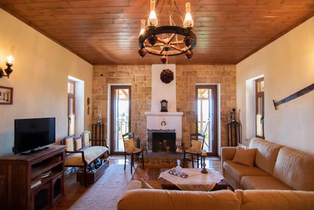 Throfárion Traditional Stone Home With View מראה חיצוני תמונה
